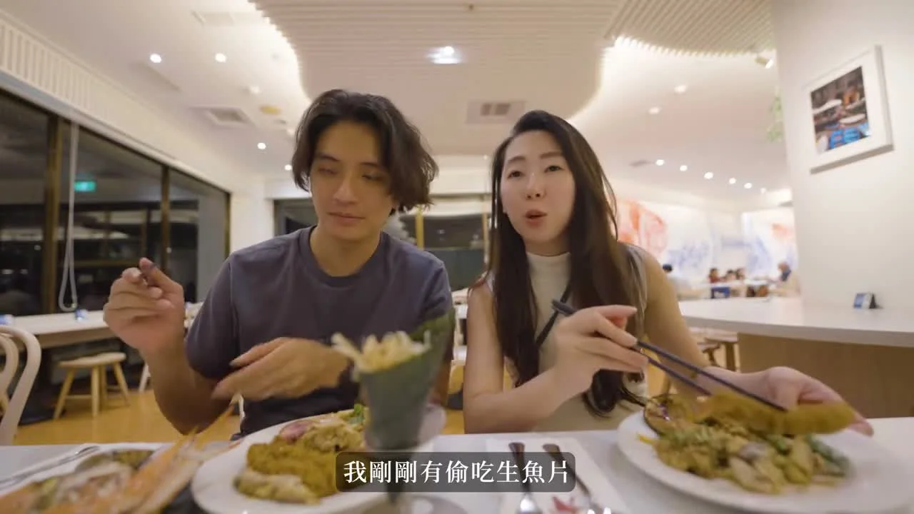 我們在凱撒發現西餐廳坐下用餐的影片截圖