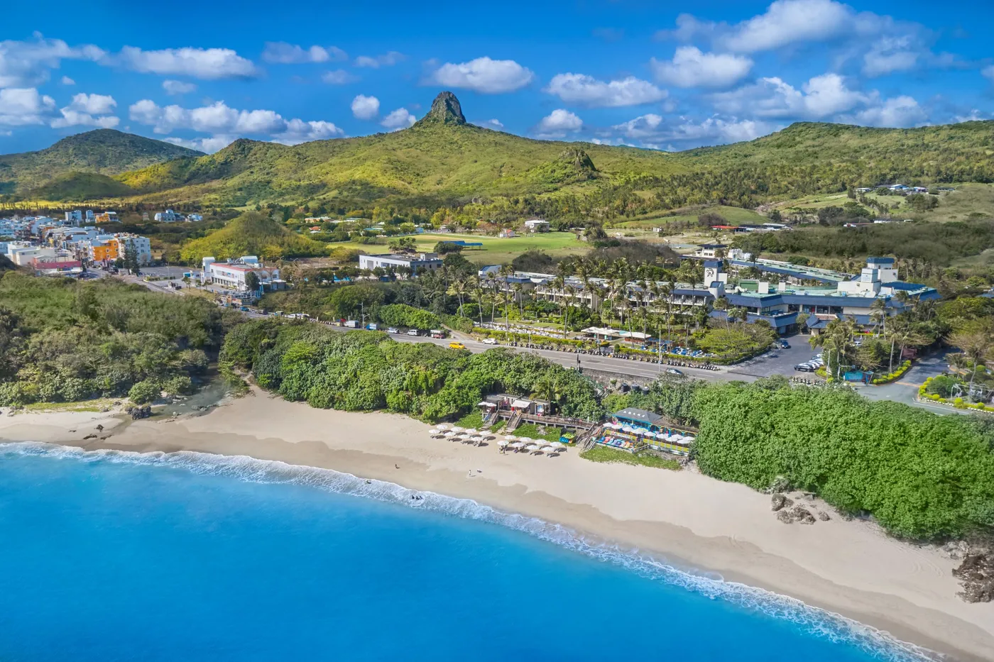 墾丁凱撒大飯店周邊的山與小灣海岸