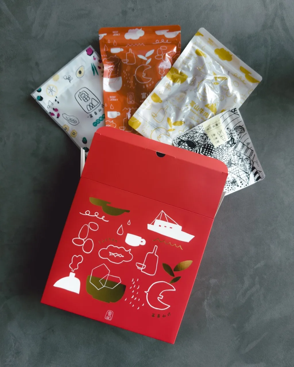 我們拍攝的紅色富山禮盒與分開擺放的食品包裝