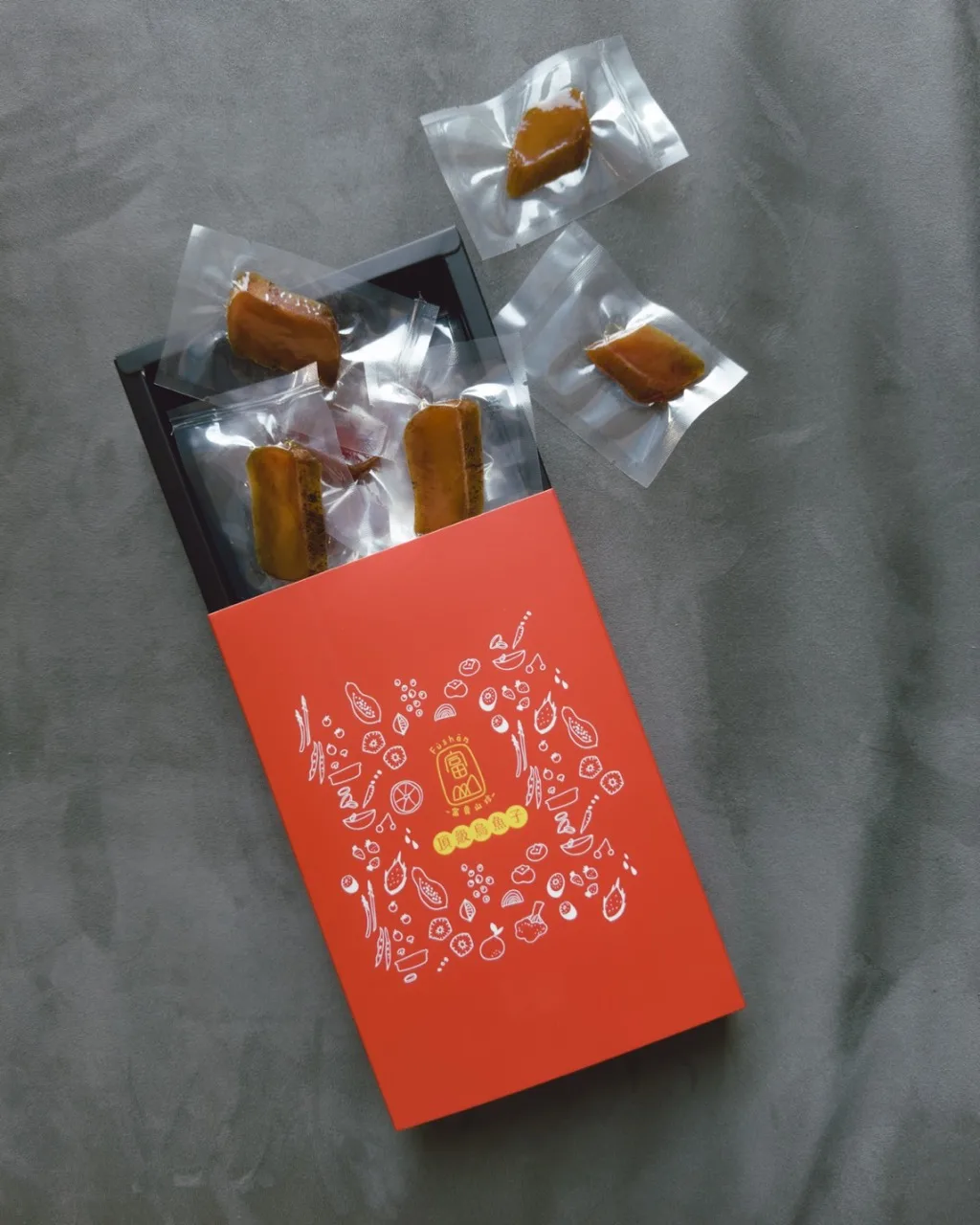 紅色富山烏魚子禮盒與獨立包裝的烏魚子實拍