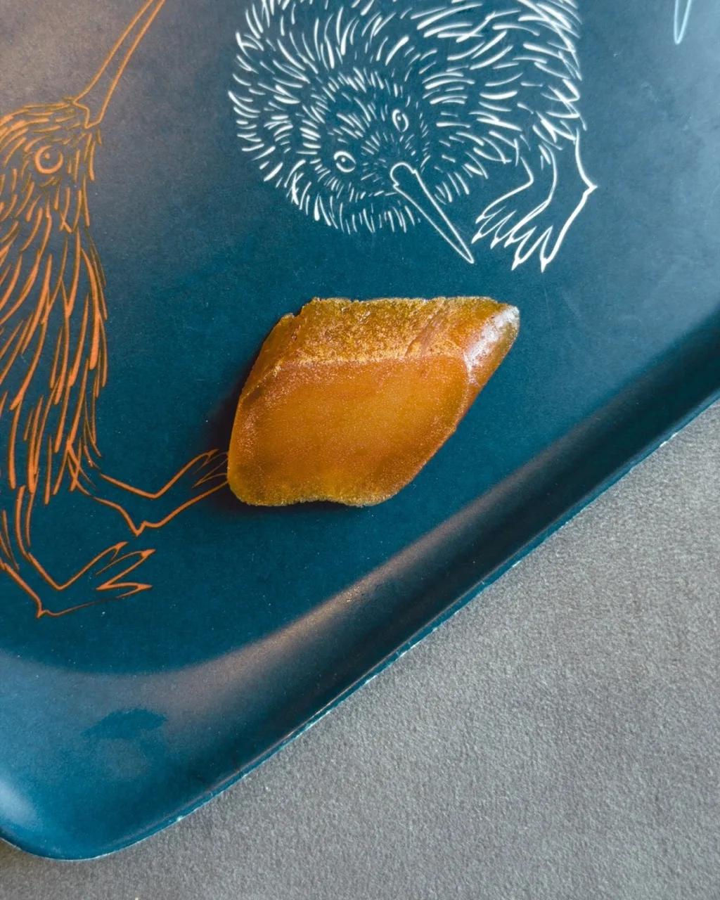 藍色盤子上的一片烏魚子實拍