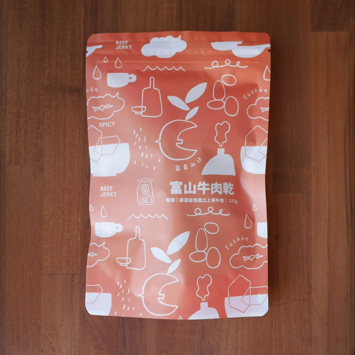 橘紅色包裝的富山香辣牛肉乾，120公克