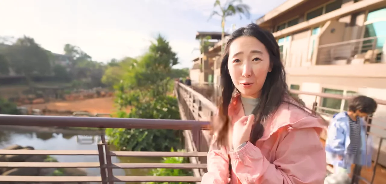 Queenie 與孩子走過六福莊客房外的木棧道