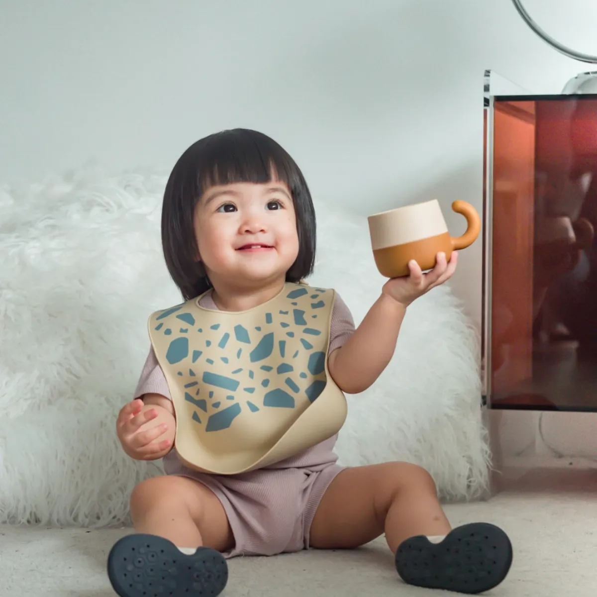 孩子拿著 AYA 小貓尾兒童水杯直接喝水