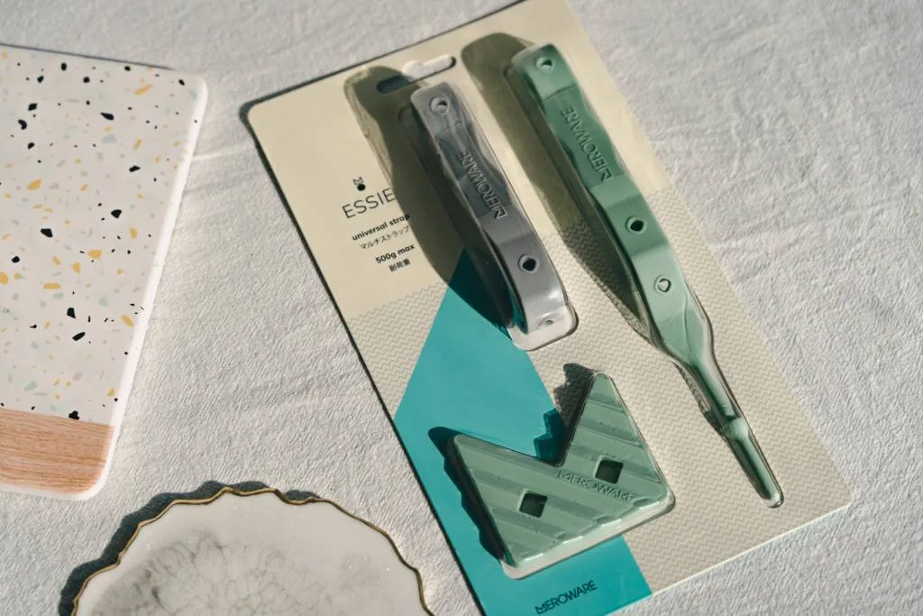 ESSIE 防掉帶的帶身、扣孔與包裝