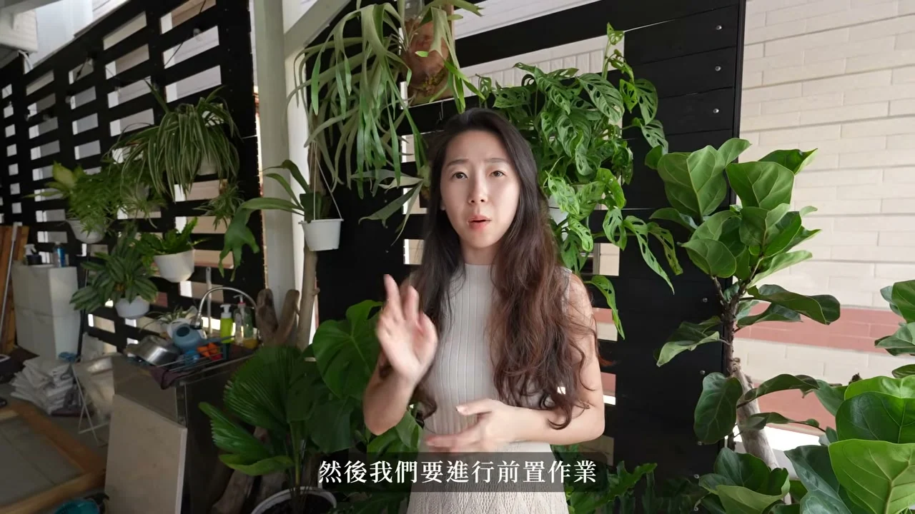 站在植栽旁介紹夜市擺攤前的準備