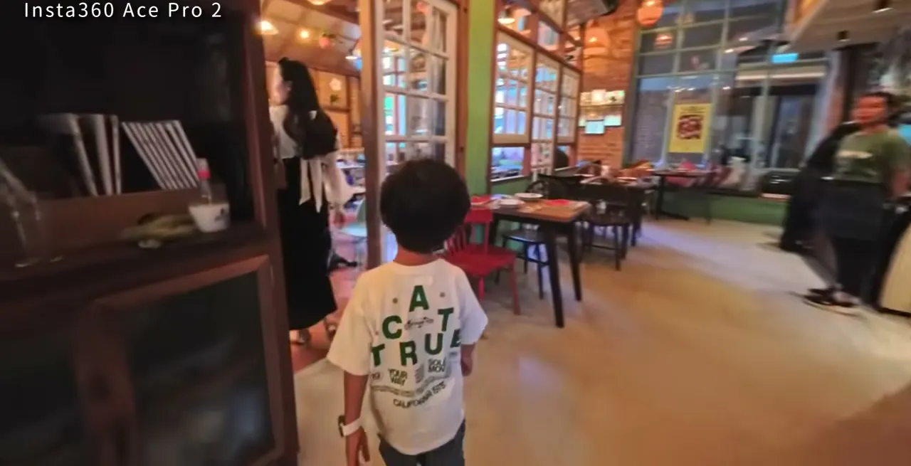 Ginger Farm Kitchen One Nimman 店的木桌椅與花磚用餐空間