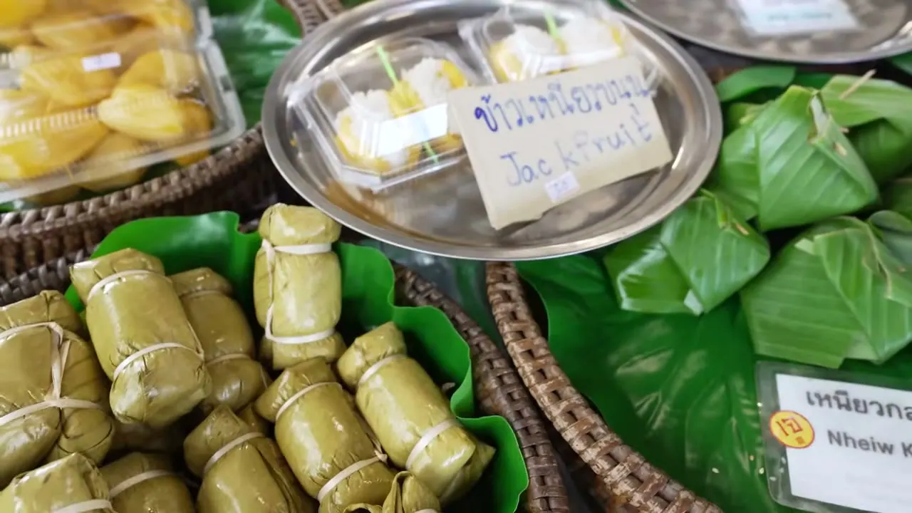 Jing Jai 市集攤位上以葉子包裝的點心與食物