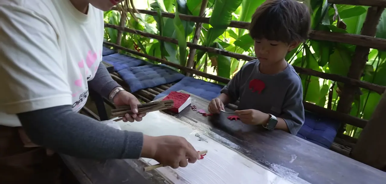 孩子在大象紙園的桌邊製作紙藝作品