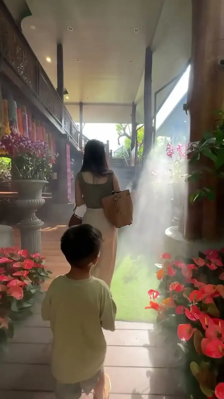 家人走過 Lalitta 兩側綠植的步道