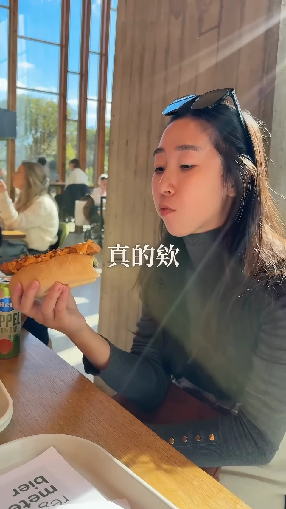 媽媽在園內拿著漢堡