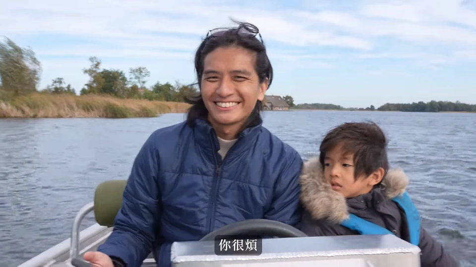 爸爸和孩子在船舵旁