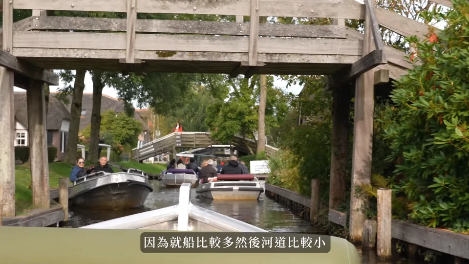 從船頭看木橋下方,附近有多艘船