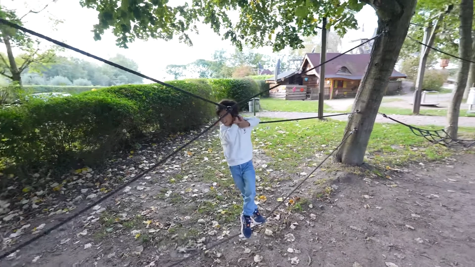 孩子玩滑索遊具
