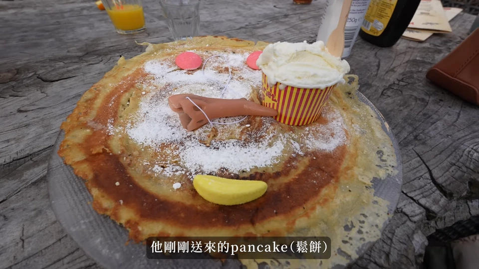 鬆餅上有奶油和糖果