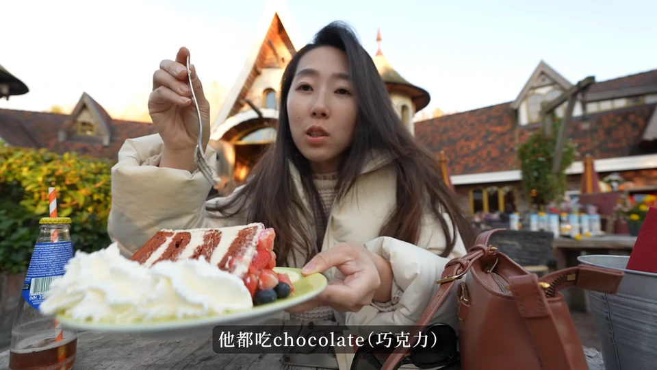 媽媽坐在桌邊,前方是巧克力奶油蛋糕