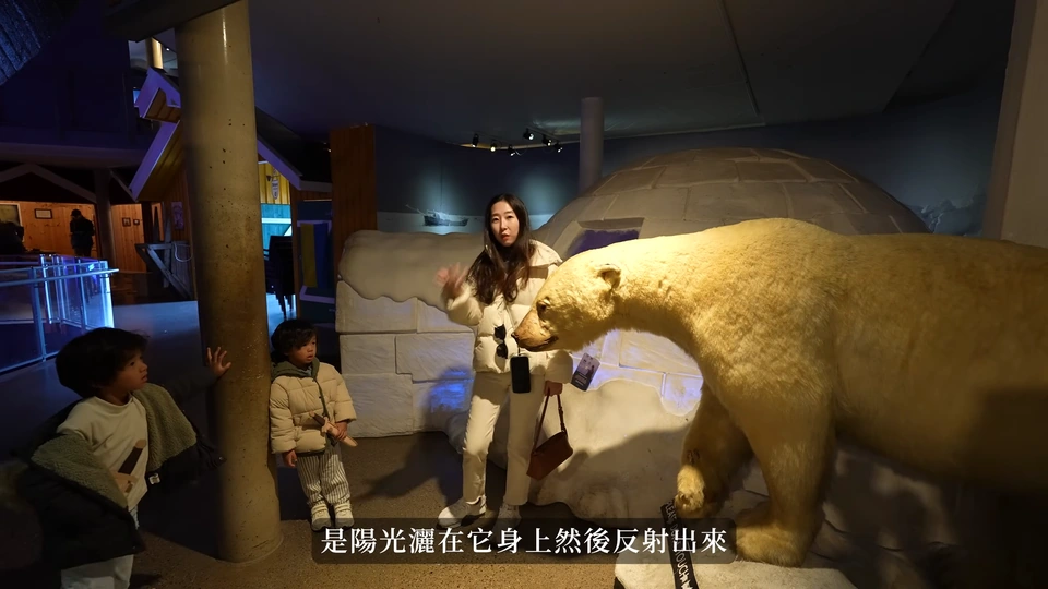 媽媽與孩子在大型熊展示旁