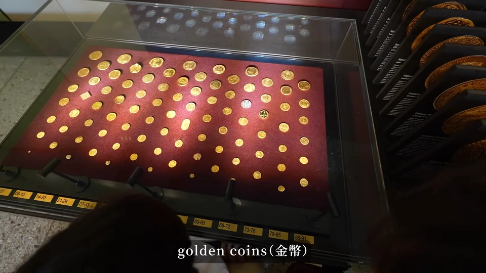 玻璃櫃中的金色錢幣展示