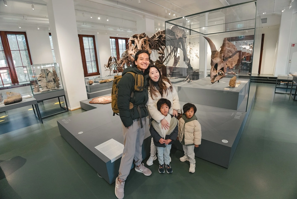 一家人在恐龍骨架展示前合照