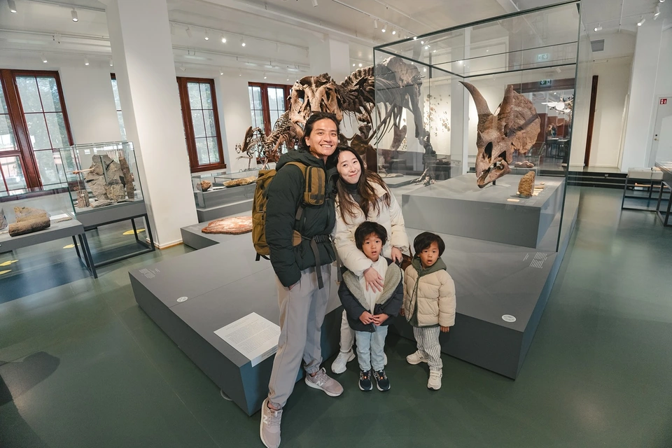 一家人在恐龍骨架展示前合照