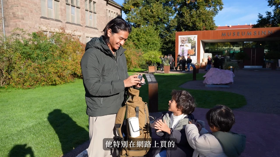 爸爸在戶外示範使用相機