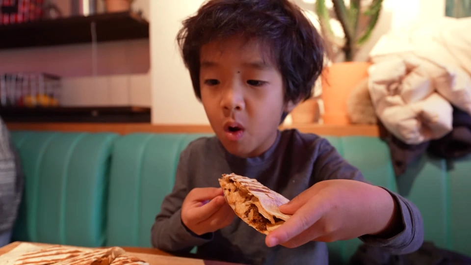孩子拿著 Tacos