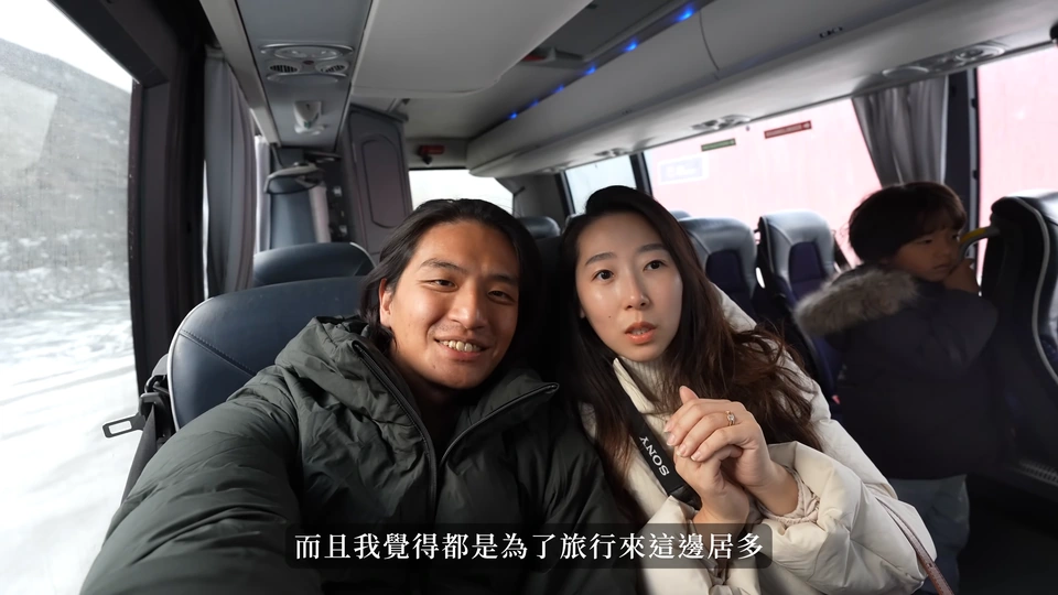 爸爸媽媽坐在機場接駁車內