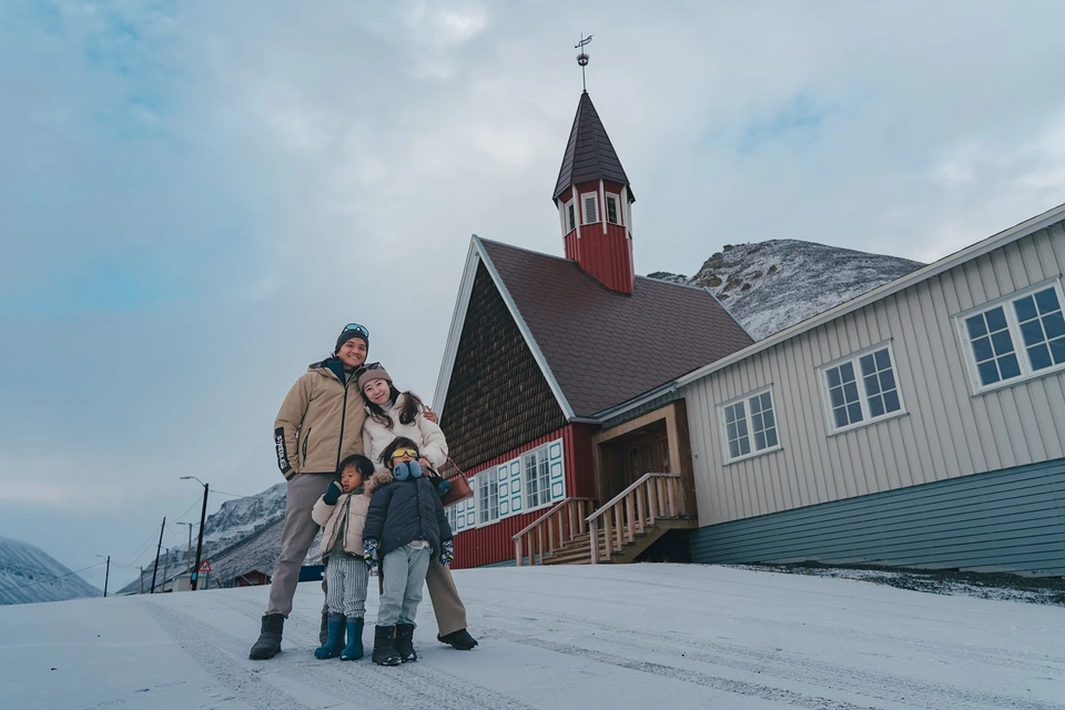 一家人在 Svalbard Church 外合照