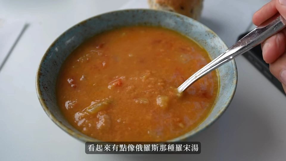 船行中的一碗橘色熱湯與湯匙