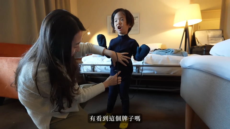 媽媽在飯店房間替孩子整理衣服