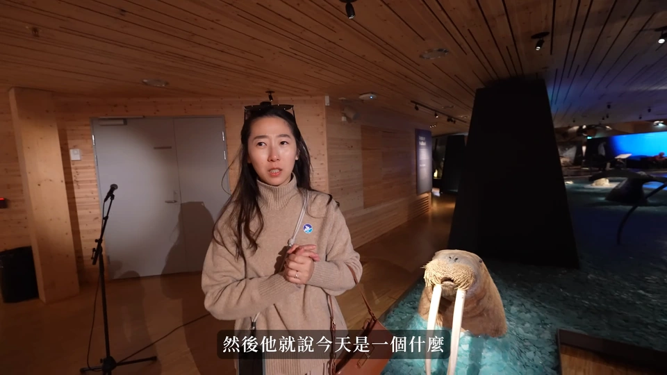 媽媽在館內海象標本旁
