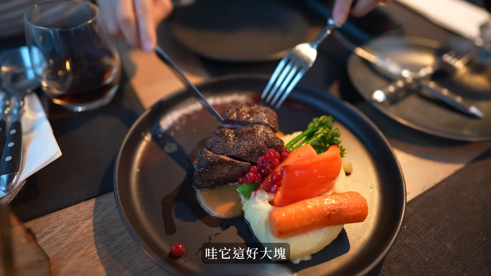 餐盤中的肉排與配菜