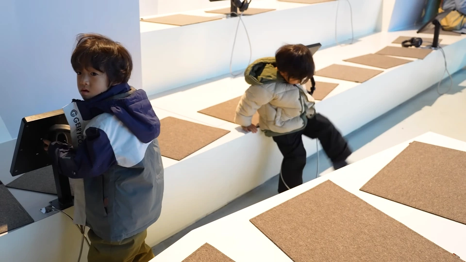 兩個孩子在館內互動展示前