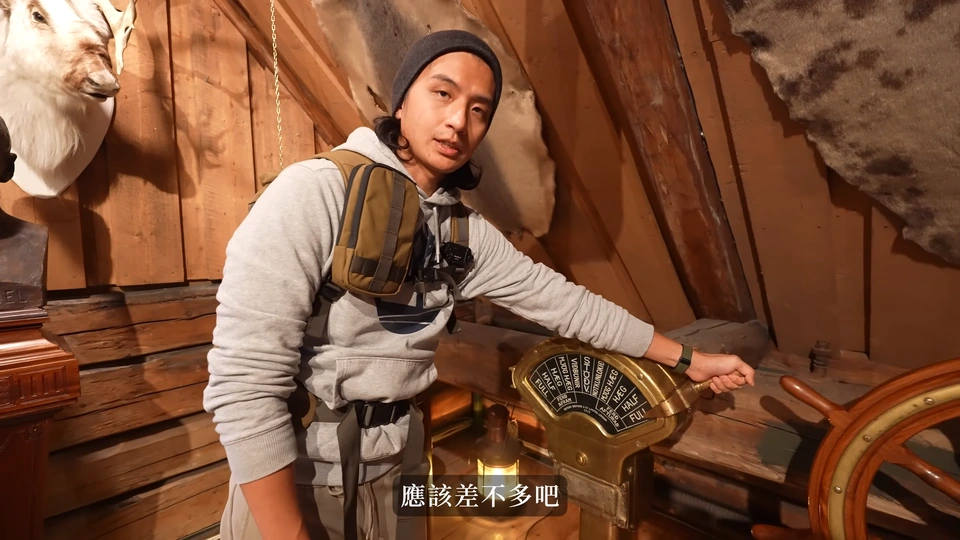 爸爸在極地博物館內握著船舵展示