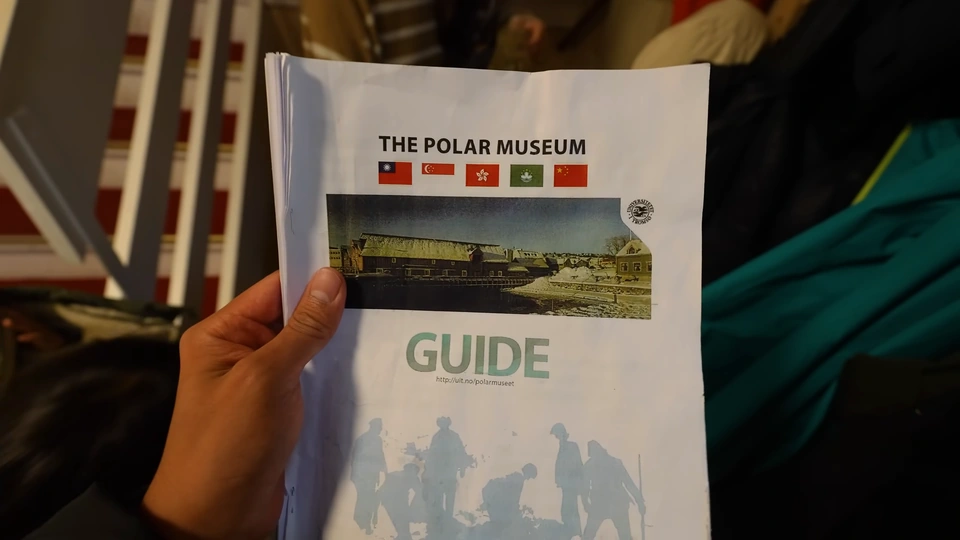手中拿著 The Polar Museum 導覽資料