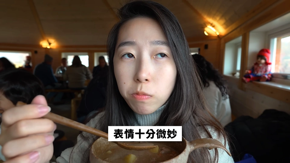 媽媽在馴鹿活動裡用湯匙吃燉食