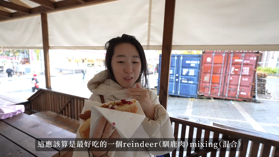 媽媽拿著包在紙中的大份熱狗類餐點