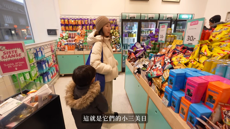 媽媽和一個孩子在便利商店內