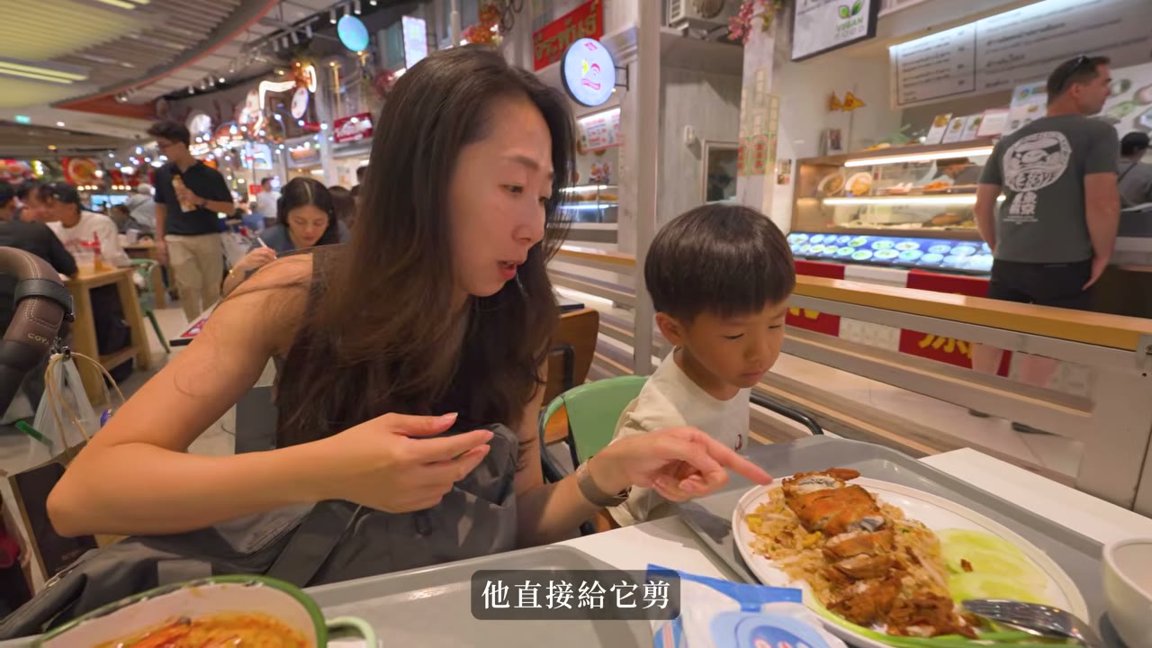 Queenie 與孩子在美食街吃飯