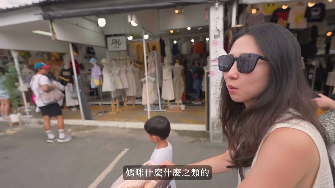 曼谷市集裡,Queenie 和孩子一起逛街