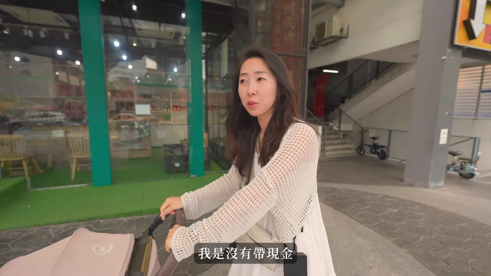 市集入口旁的媽媽與推車