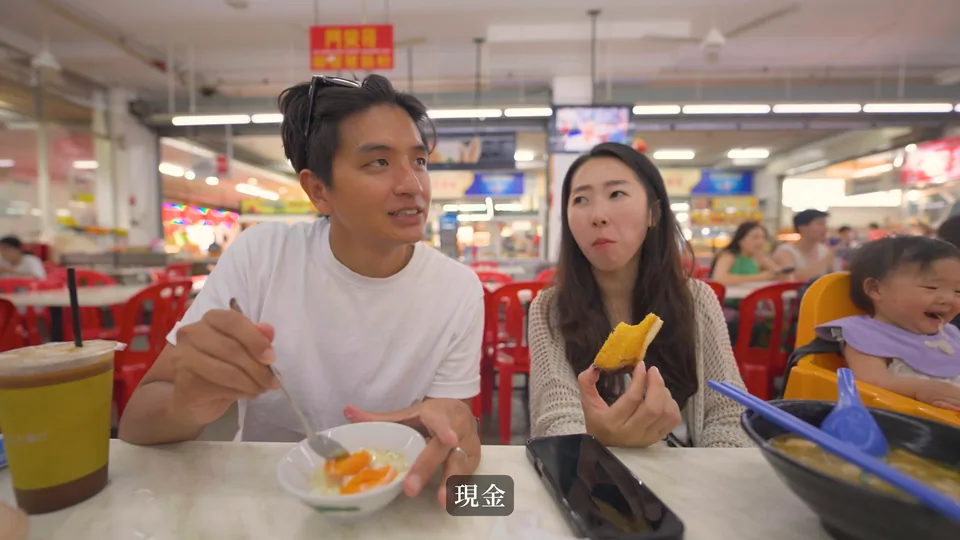 夫妻在早餐桌邊