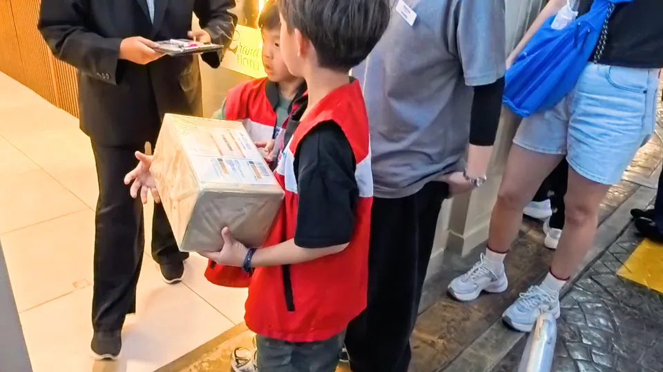 孩子在送貨職業體驗中領取包裹