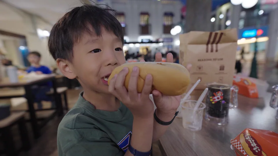 孩子在 A&W 餐桌旁吃東西。