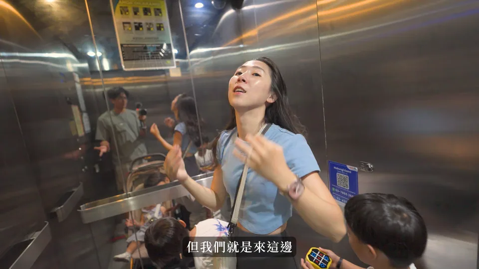 家人與嬰兒車在電梯內移動