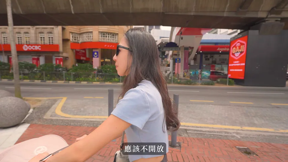 媽媽在寺外說明當次未能進入的情境