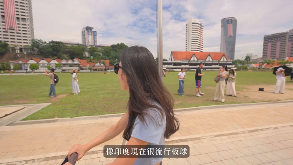 媽媽從廣場旁看草地與周邊建築