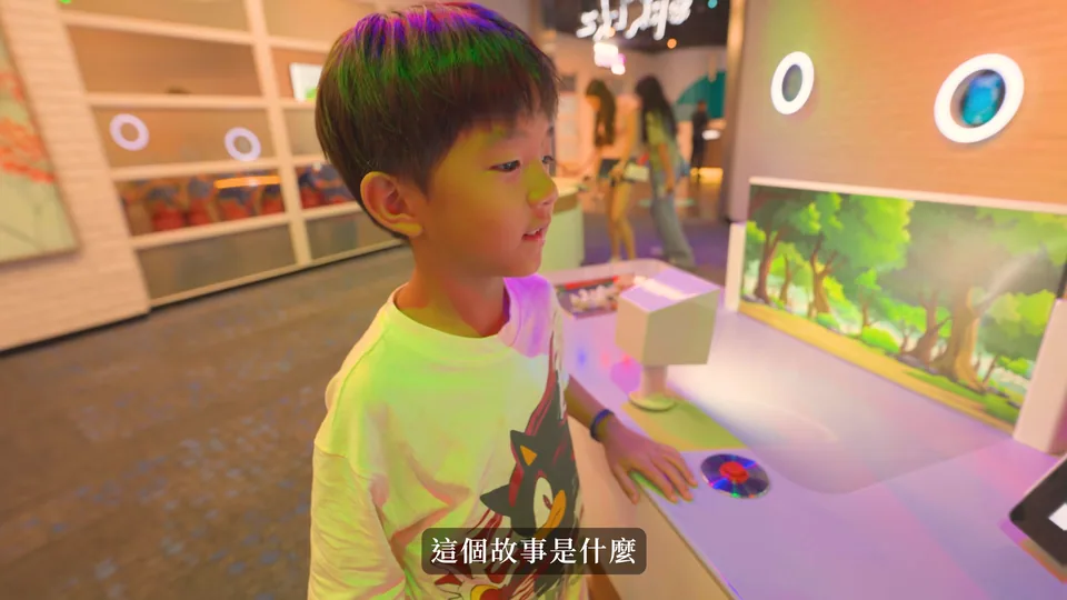 孩子操作互動展示