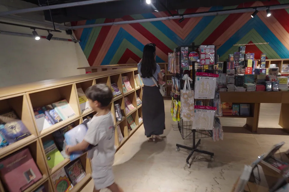 孩子與媽媽在BookXcess書架間看書