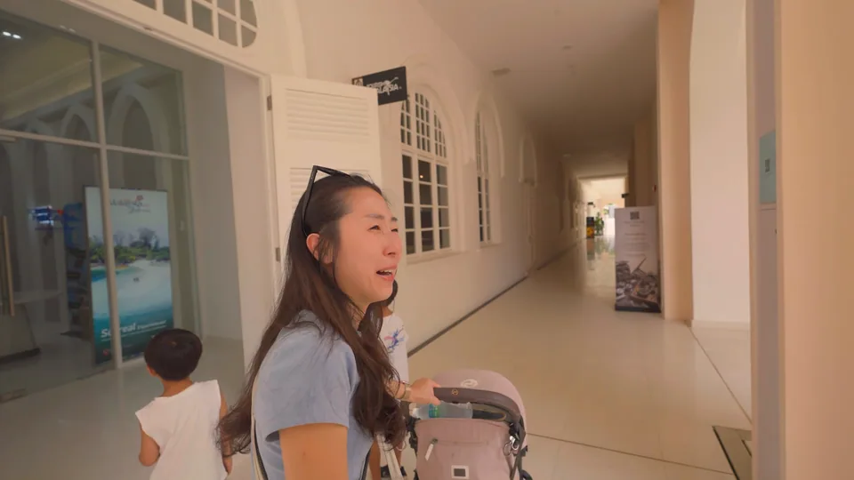 家人步行經過建築拱廊